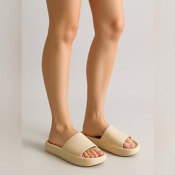 2363- 32 Degrees Cool Cushion Slide Sandals Tan Size W9-10 / M7-8 NWT - Picture 1 of 10